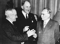 Foto bij Joseph Luns